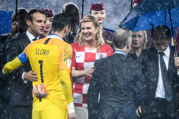 她在现场接 她在现场接